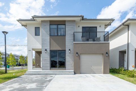 Casa en alquiler en Florida City, Florida, 5 dormitorios, 176.7 m2 № 1979364 - foto 1