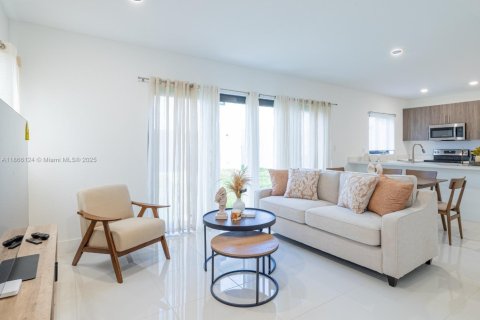 Casa en alquiler en Florida City, Florida, 5 dormitorios, 176.7 m2 № 1979364 - foto 2