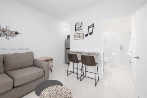 Casa en alquiler en Florida City, Florida, 5 dormitorios, 176.7 m2 № 1979364 - foto 10