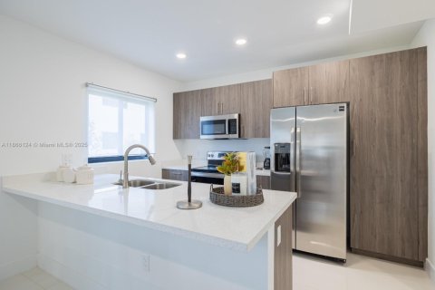 Casa en alquiler en Florida City, Florida, 5 dormitorios, 176.7 m2 № 1979364 - foto 4