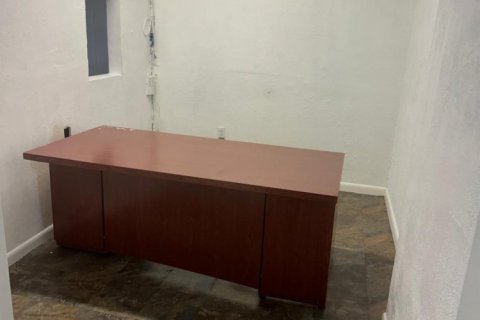 Propiedad comercial en alquiler en Fort Lauderdale, Florida № 1146943 - foto 1