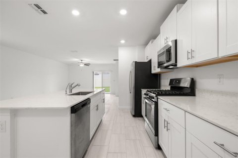 Villa ou maison à louer à Zephyrhills, Floride: 5 chambres, 221.94 m2 № 2388719 - photo 5