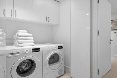 Condo in Miami Beach, Florida, 3 bedrooms  № 2022974 - photo 29