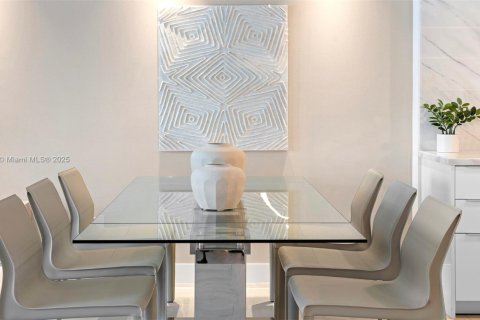 Condo in Miami Beach, Florida, 3 bedrooms  № 2022974 - photo 12