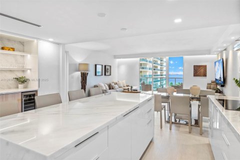 Condo in Miami Beach, Florida, 3 bedrooms  № 2022974 - photo 14