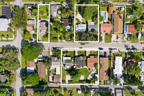 House in Hollywood, Florida 2 bedrooms, 91.04 sq.m. № 2013490 - photo 6