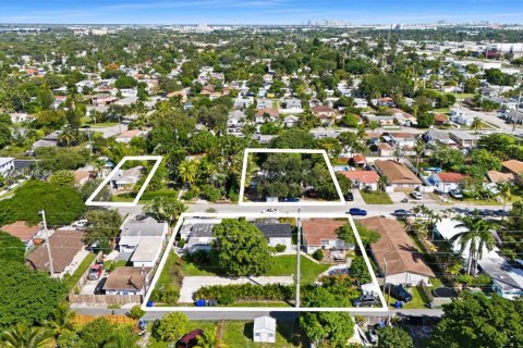 House in Hollywood, Florida 2 bedrooms, 91.04 sq.m. № 2013490 - photo 7