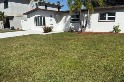 House in Saint Petersburg, Florida 3 bedrooms, 115.85 sq.m. № 2208870 - photo 3