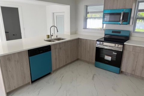 House in Saint Petersburg, Florida 3 bedrooms, 115.85 sq.m. № 2208870 - photo 9