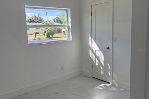 House in Saint Petersburg, Florida 3 bedrooms, 115.85 sq.m. № 2208870 - photo 22