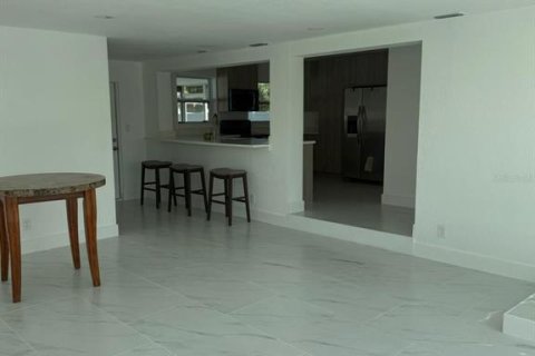 House in Saint Petersburg, Florida 3 bedrooms, 115.85 sq.m. № 2208870 - photo 8