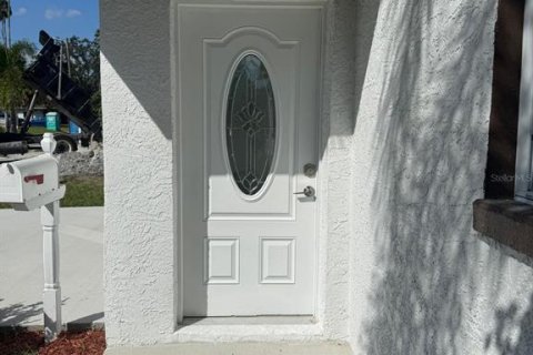 House in Saint Petersburg, Florida 3 bedrooms, 115.85 sq.m. № 2208870 - photo 6
