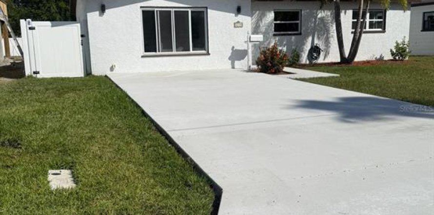 House in Saint Petersburg, Florida 3 bedrooms, 115.85 sq.m. № 2208870