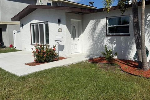House in Saint Petersburg, Florida 3 bedrooms, 115.85 sq.m. № 2208870 - photo 4