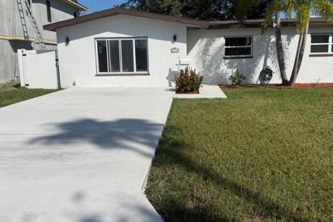 House in Saint Petersburg, Florida 3 bedrooms, 115.85 sq.m. № 2208870 - photo 2
