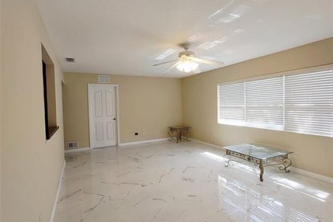 House in Ocala, Florida 5 bedrooms, 219.9 sq.m. № 2211892 - photo 2