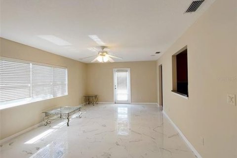 House in Ocala, Florida 5 bedrooms, 219.9 sq.m. № 2211892 - photo 6