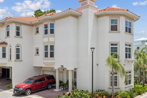 Adosado en venta en Dunedin, Florida, 3 dormitorios, 214.79 m2 № 1796118 - foto 1