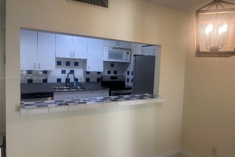 Снять в аренду кондоминиум в Уэстон, Флорида 2 спальни, 102.75м2, № 1988055 - фото 19