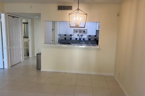 Снять в аренду кондоминиум в Уэстон, Флорида 2 спальни, 102.75м2, № 1988055 - фото 13