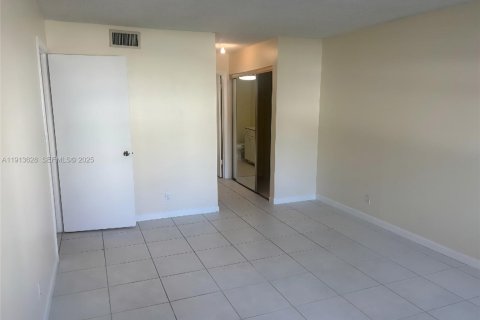 Снять в аренду кондоминиум в Уэстон, Флорида 2 спальни, 102.75м2, № 1988055 - фото 15