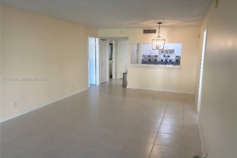 Снять в аренду кондоминиум в Уэстон, Флорида 2 спальни, 102.75м2, № 1988055 - фото 11