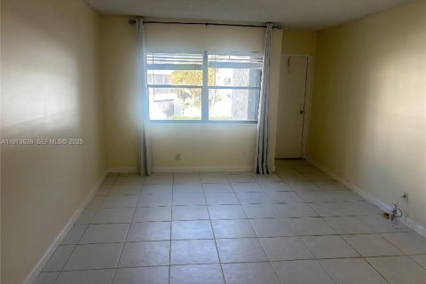 Снять в аренду кондоминиум в Уэстон, Флорида 2 спальни, 102.75м2, № 1988055 - фото 14