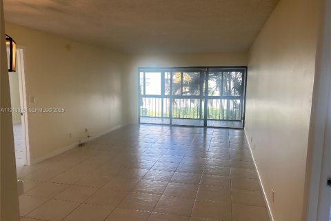 Снять в аренду кондоминиум в Уэстон, Флорида 2 спальни, 102.75м2, № 1988055 - фото 7