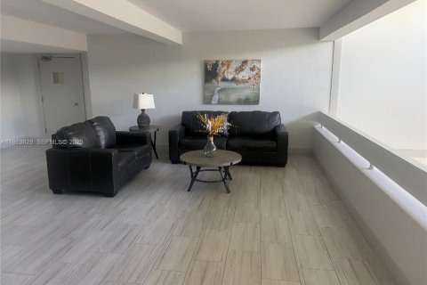 Снять в аренду кондоминиум в Уэстон, Флорида 2 спальни, 102.75м2, № 1988055 - фото 5