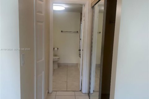 Снять в аренду кондоминиум в Уэстон, Флорида 2 спальни, 102.75м2, № 1988055 - фото 16