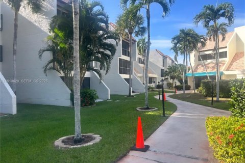 Снять в аренду кондоминиум в Уэстон, Флорида 2 спальни, 102.75м2, № 1988055 - фото 2