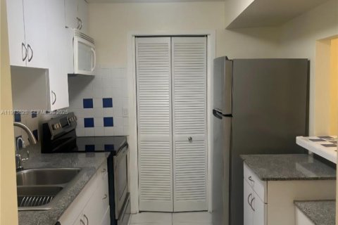 Снять в аренду кондоминиум в Уэстон, Флорида 2 спальни, 102.75м2, № 1988055 - фото 8