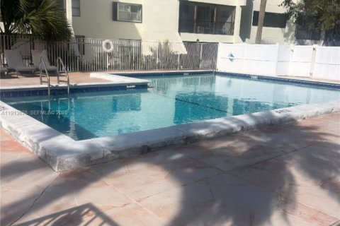 Снять в аренду кондоминиум в Уэстон, Флорида 2 спальни, 102.75м2, № 1988055 - фото 22