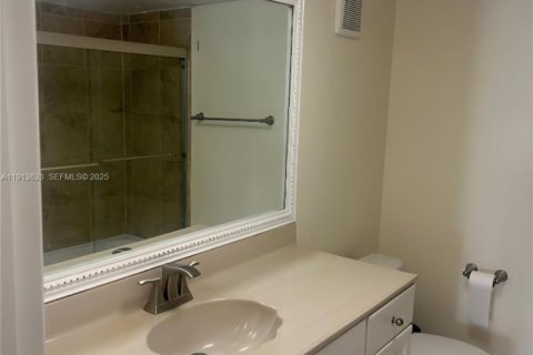 Снять в аренду кондоминиум в Уэстон, Флорида 2 спальни, 102.75м2, № 1988055 - фото 17