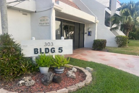 Снять в аренду кондоминиум в Уэстон, Флорида 2 спальни, 102.75м2, № 1988055 - фото 1