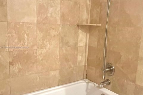 Copropriété à louer à Hallandale Beach, Floride: 1 chambre, 85.47 m2 № 1698866 - photo 11