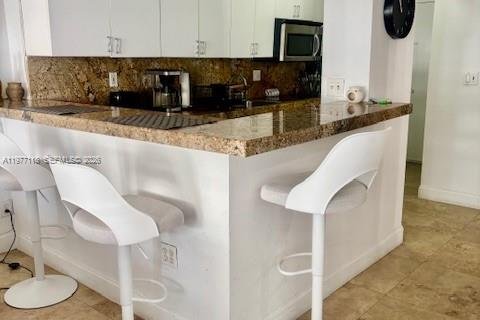 Condo in Miami Beach, Florida  № 2041979 - photo 5