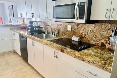 Condo in Miami Beach, Florida  № 2041979 - photo 8