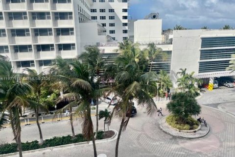 Condo in Miami Beach, Florida  № 2041979 - photo 11