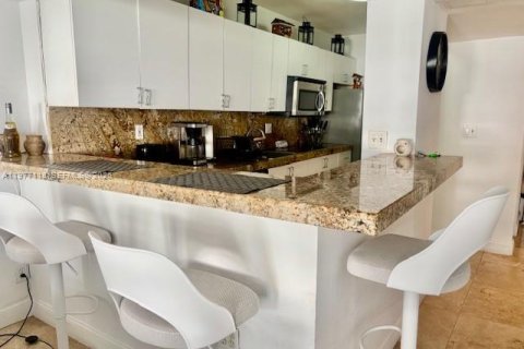 Condo in Miami Beach, Florida  № 2041979 - photo 6