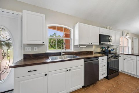 House in Palatka, Florida 3 bedrooms, 235.97 sq.m. № 2210772 - photo 12