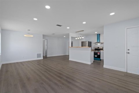 Casa en venta en Pinellas Park, Florida, 4 dormitorios, 128.02 m2 № 2419010 - foto 6