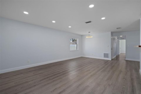 Casa en venta en Pinellas Park, Florida, 4 dormitorios, 128.02 m2 № 2419010 - foto 5