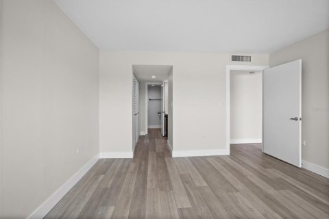 Condo in Treasure Island, Florida, 1 bedroom  № 1808123 - photo 18
