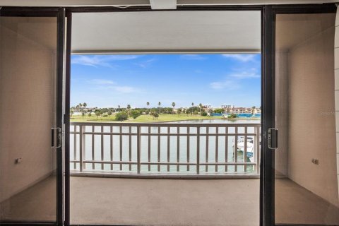 Condo in Treasure Island, Florida, 1 bedroom  № 1808123 - photo 12