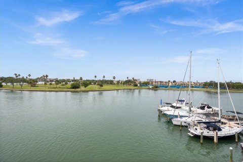 Condo in Treasure Island, Florida, 1 bedroom  № 1808123 - photo 13