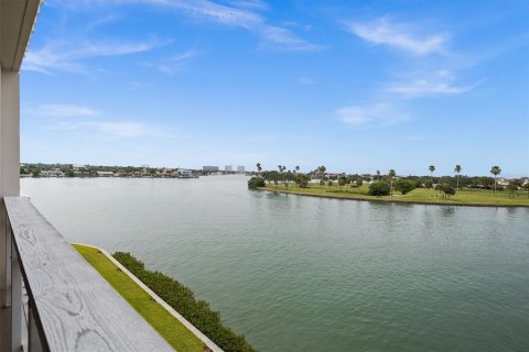 Condo in Treasure Island, Florida, 1 bedroom  № 1808123 - photo 14