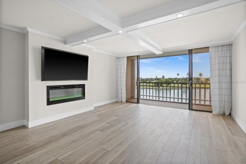 Condo in Treasure Island, Florida, 1 bedroom  № 1808123 - photo 10