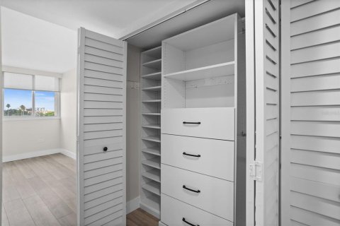 Condo in Treasure Island, Florida, 1 bedroom  № 1808123 - photo 19