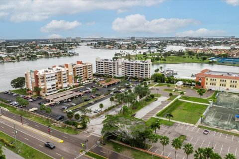Condo in Treasure Island, Florida, 1 bedroom  № 1808123 - photo 29